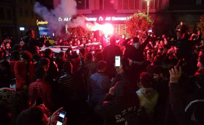 Trabzonsporlu taraftarlar Fenerbahçe maçı beraberliğini kutladı