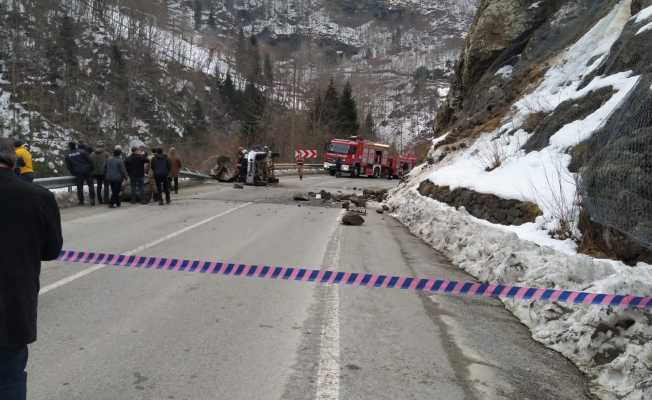 Trabzon’un Tonya ilçesinde kaya parçası yoldan geçen aracın üzerine düştü: 4 ölü