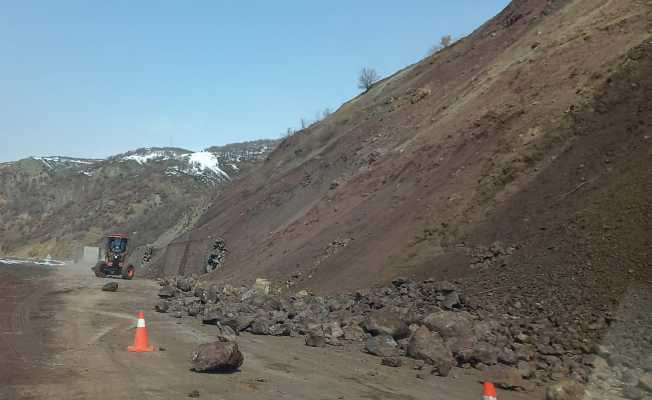 Tunceli’de kaya parçaları kara yoluna düştü