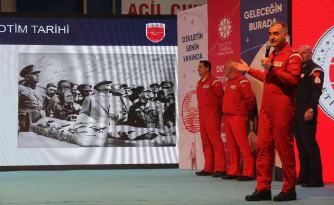 Türk Yıldızları pilotları gençlerle bir araya geldi