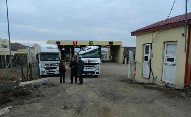Türkgözü Sınır Kapısı’ndan sadece tırların geçişine izin veriliyor
