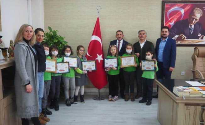 Türkiye ve dünya birincisi unvanlı öğrenciler başarılarını müdür Erdoğan ile paylaştı
