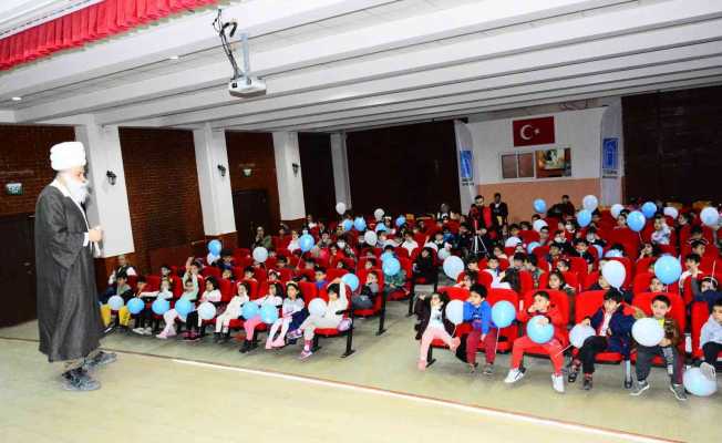 Tuşba Belediyesi öğrencileri tiyatro ile buluşturdu