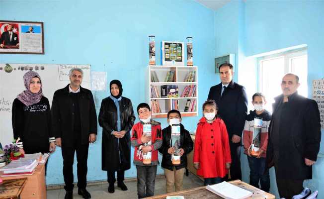 Tuşba Belediyesinden okullara kitaplık ve kitap desteği