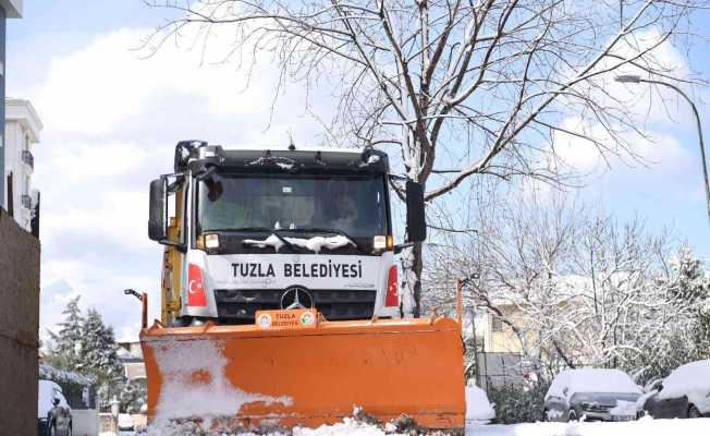 Tuzla Belediyesi ekipleri, 63 araç ve 450 personel ile karla mücadele çalışmalarını sürdürüyor