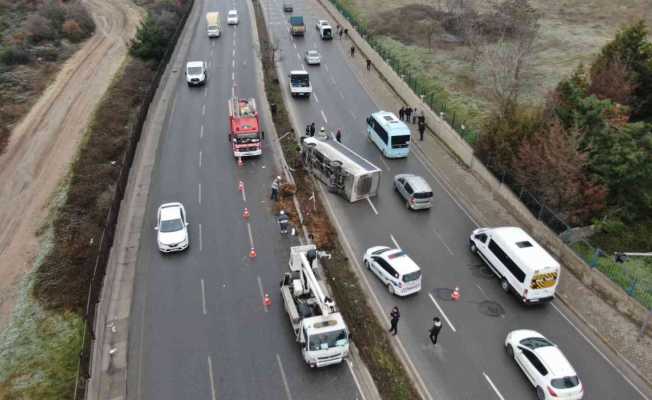 Tuzla’da midibüs refüje çıkıp yan yattı: 3 yaralı