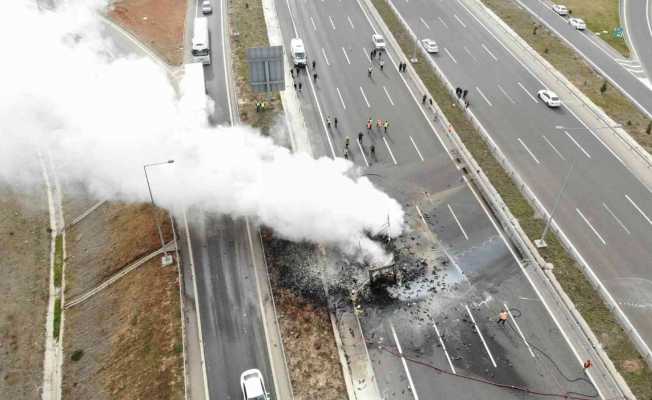 Tuzla’da otomobil tıra çarptı, çarpışmanın ardından tır ve otomobil alev alev yandı