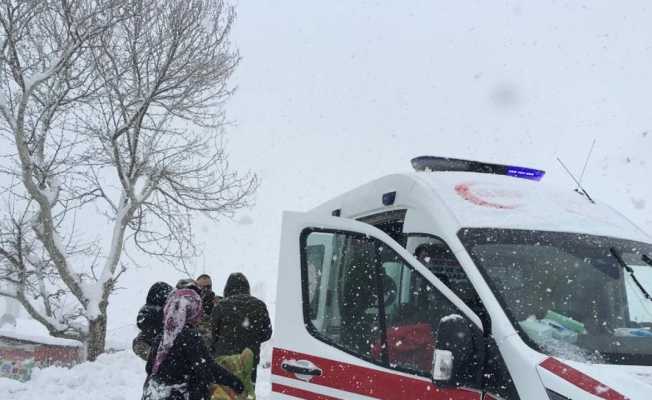 Üç bin rakımlı Mereto Dağı eteklerinde hastalanan çocuklara 8 saatte ulaşıldı