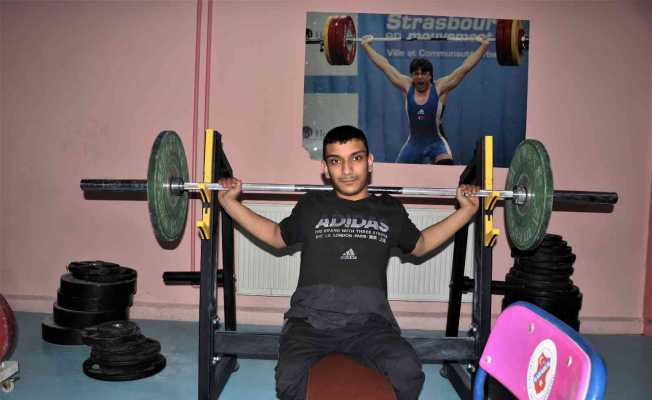Üç haftalık antrenmanla Türkiye ikincisi olan Umut, engelini sporla aşıyor