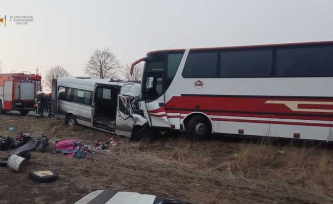 Ukrayna’da tahliye araçları çarpıştı: 7 ölü, 9 yaralı