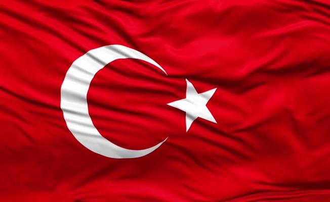 Ukrayna’dan getirdiği Türk bayrağını, sınırda öperek görevliye teslim etti