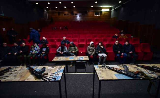 Ukraynalı siviller sinema salonunda silah eğitimi alıyor