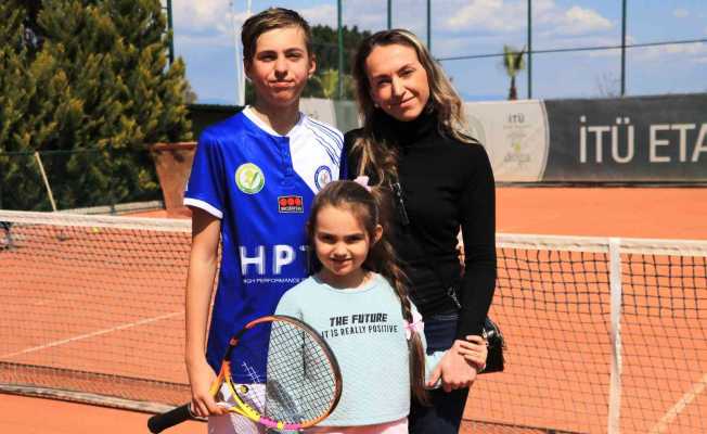 Ukraynalı tenisçi, ailesiyle birlikte savaştan kaçıp Adana’ya sığındı