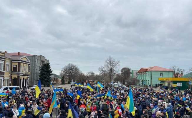 Ukraynalılar, Herson’da Rus ordusunu protesto etti