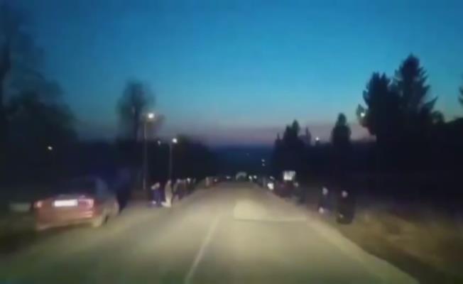 Ukraynalılar, Rus saldırısında ölen askeri diz çökerek son yolculuğuna uğurladı