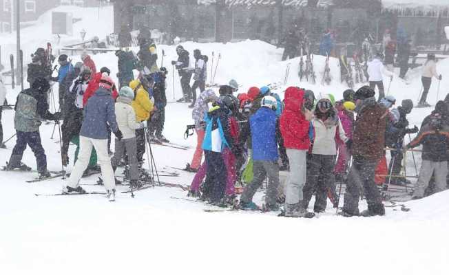 Uludağ’da kar kalınlığı 2 metreye yaklaşınca pistler doldu