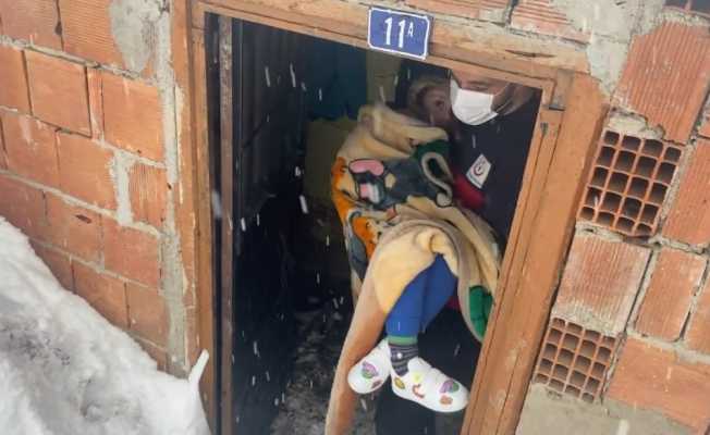 UMKE ekipleri karla kaplı köydeki çocuk hasta için seferber oldu