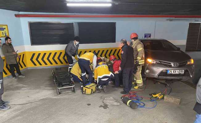 Ümraniye’de el freni çekmeyi unutan kadın sürücü, sürüklenen otomobilinin altında kaldı