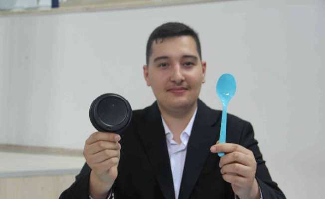 Üniversite öğrencisi doğada çözünerek bitkiye dönüşen plastik üretti