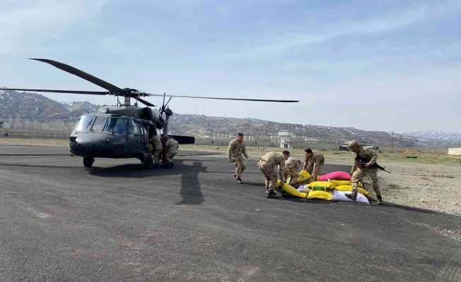 Üreticinin imdadına jandarma yetişti, yemler helikopter ile ulaştırıldı