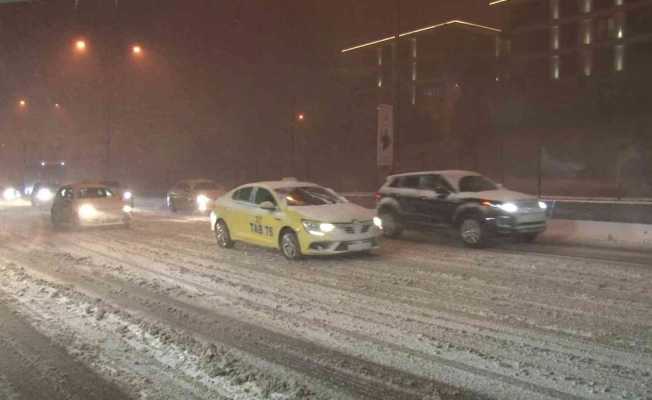 Üsküdar D-100 karayolu kara teslim oldu, sürücüler zor anlar yaşadı