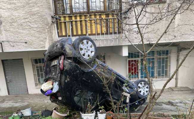 Üsküdar’da otomobil, 10 metreden apartman bahçesine uçtu