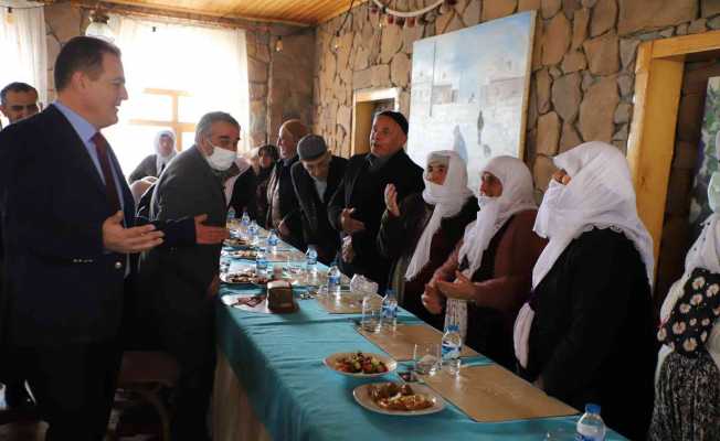 Vali Akbıyık yaşlılarla yemekte bir araya geldi