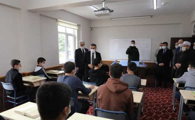 Vali Atay hafızlık eğitimi alan çocukları ziyaret etti
