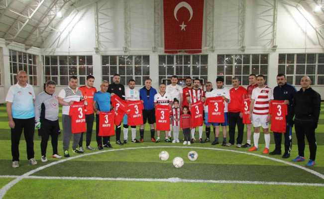 Vali Ayhan, şehit aileleri ile maç yaptı