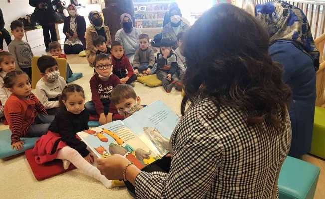 Vali eşi, Türkiye’nin ilk bebek kütüphanesinde çocuklar için masal okudu