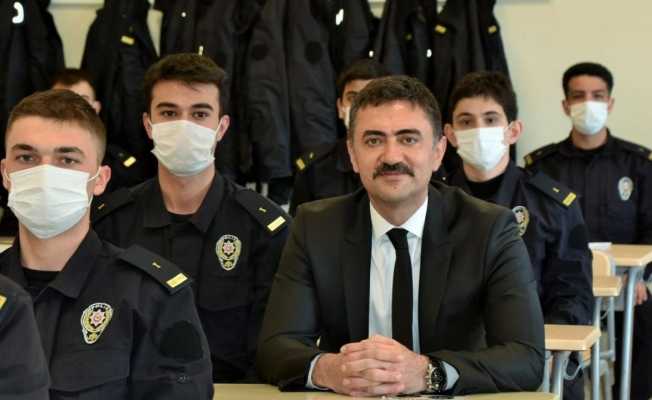 Vali Tekbıyıkoğlu: "Polisler devletin görünen üniformalı yüzleri"