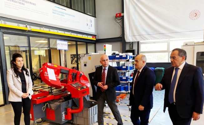 Vali ve başkan ’Model Fabrika’yı inceledi