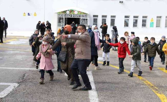 Vali ve belediye başkanı öğrencilerle birlikte deprem tatbikatına katıldı