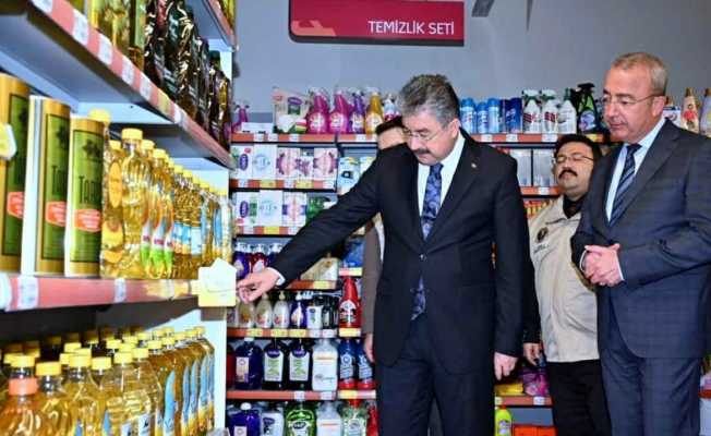Vali Yılmaz, marketlerde ’stokçuluk’ ve ’fahiş fiyat’ denetimi yaptı