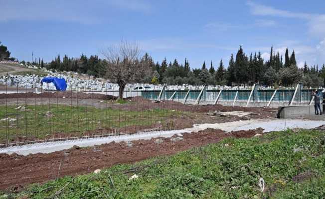 Vali Yılmaz, yapımı devam eden şehitlikte incelemelerde bulundu