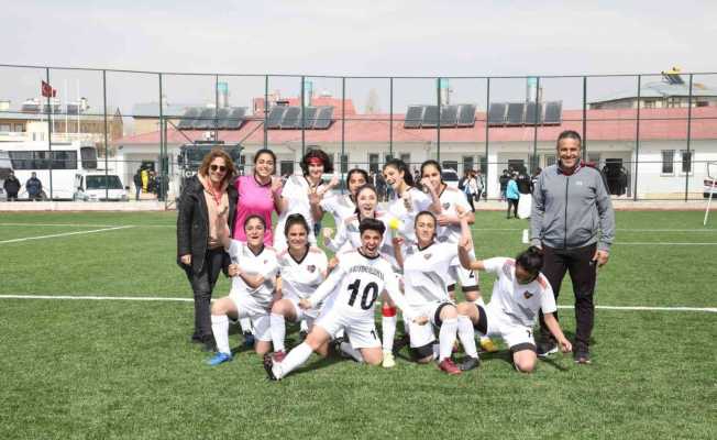 Van Büyükşehir Belediye Kadın Futbol Takımı ilk maçında galip geldi