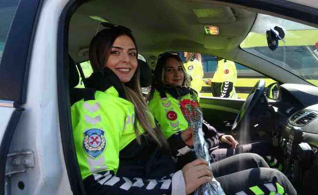 Van polisinden kadın sürücülere sürpriz