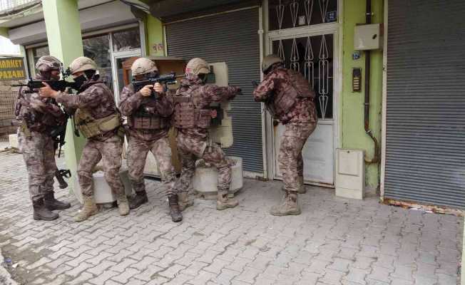 Van’da kullanılmayan iş yerinde 30 kaçak göçmen yakalandı