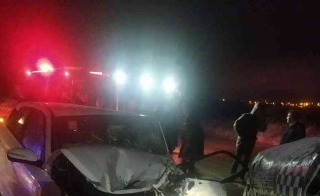 Van’da otomobil ile minibüs kafa kafaya çarpıştı: 1’i ağır 5 yaralı