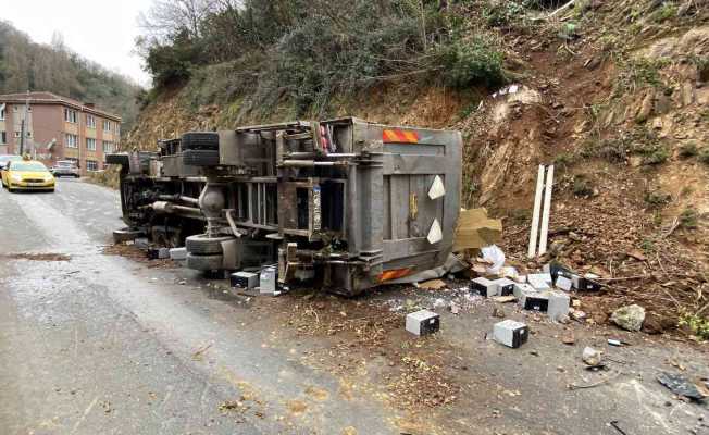 Virajı alamayan kamyonet şarampole yuvarlandı: 2 yaralı