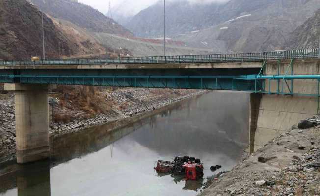 Virajı alamayan tır köprüden nehre düştü