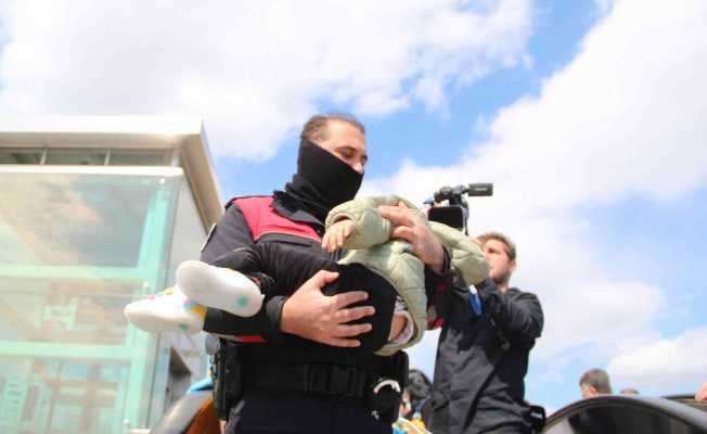 Yabancı uyruklu kadın üst geçitte, polis ve sağlıkçılara ecel terleri döktürdü