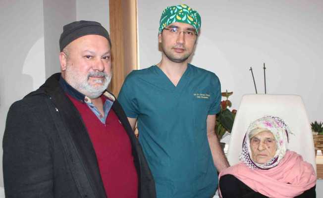 Yaşlı kadın yeniden görmeye başladı