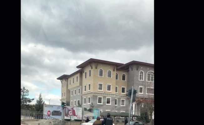 Yaşlı kadına polisten şefkat eli