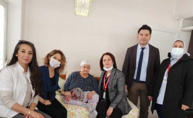Yaşlıları evlerinde ziyaret ederek günlerini kutladılar