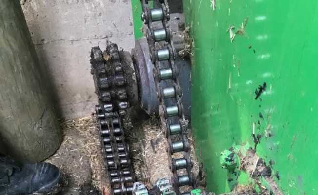 Yem karma makinesinin zincirine basan çocuğun ayağı koptu