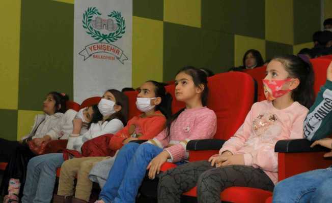 Yenişehir Belediyesinin çocuklara sinema şenliği sürüyor
