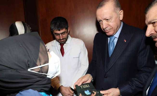 ‘Yılın hemşiresi’ Büşra Torun, ödülünü Cumhurbaşkanı Erdoğan’dan aldı