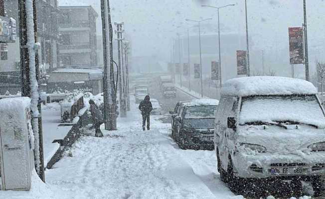 Yoğun kar yağışı şehirde etkili oluyor