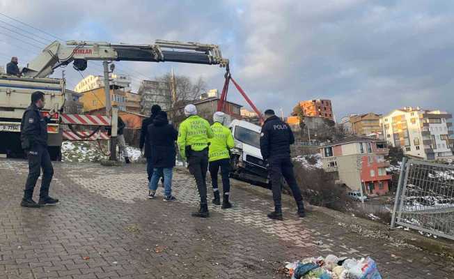 Yokuş aşağıya inen servis minibüsü yoldan çıkarak takla attı: 1 yaralı